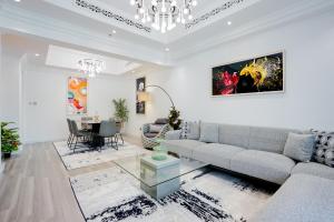 uma sala de estar com um sofá e uma mesa em Dubai Fountain and Burj Khalifa view from the Balcony, 2 mins walk to Dubai Mall no Dubai