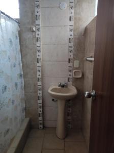 łazienka z umywalką i prysznicem w obiekcie Habitación familiar en el centro de Puno w mieście Puno
