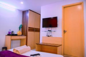 TV a/nebo společenská místnost v ubytování Naksha Tree Hotels- Ramapuram