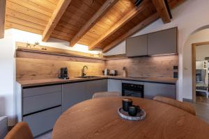 プルツにあるScenic Family Lodgeの木製の天井、木製テーブル付きのキッチン