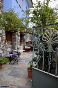 een patio met een tafel, stoelen en bomen bij Victoria's Country Apartments in Zagora