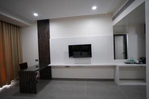 Hotel Sastha Grand的电视和/或娱乐中心