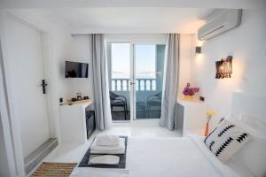 TV a/nebo společenská místnost v ubytování Çamlık 87 Hotel Ayvalık