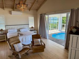 una camera da letto con un letto e una porta scorrevole in vetro di Beach house, Cannon Rocks, near Kenton-on-Sea a Cannon Rocks