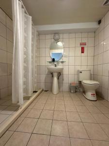 un bagno con lavandino e WC di Chian Huei Business Hotel a Taipei