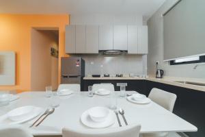 Kuchyň nebo kuchyňský kout v ubytování Danga Bay Pastel Hideout 3BR 7pax Balcony View by Our Stay