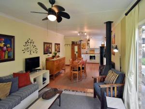 Televisyen dan/atau pusat hiburan di Rooikat Cottage