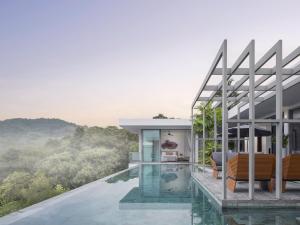 Der Swimmingpool an oder in der Nähe von Malaiwana Residences