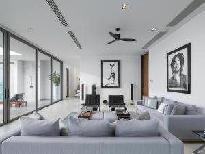 Ein Sitzbereich in der Unterkunft Malaiwana Residences