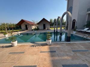 Bazén v ubytování Hotel Farm Serene nebo v jeho okolí