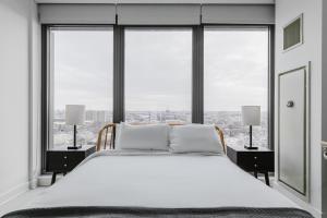 Posteľ alebo postele v izbe v ubytovaní Blueground West Loop pool AC nr Willis CHI-1162