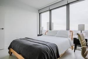Posteľ alebo postele v izbe v ubytovaní Blueground West Loop pool AC nr Willis CHI-1162