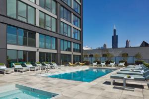 Bazén v ubytovaní Blueground West Loop pool AC nr Willis CHI-1162 alebo v jeho blízkosti