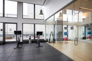 Posilňovňa alebo fitness centrum v ubytovaní Blueground West Loop pool AC nr Willis CHI-1162