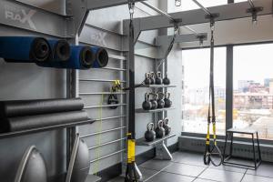 Posilňovňa alebo fitness centrum v ubytovaní Blueground West Loop pool AC nr Willis CHI-1162