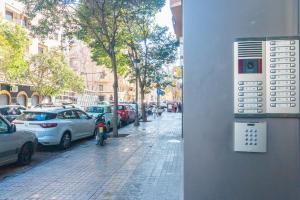 un parquímetro al lado de una calle con coches en BET Apartments - Abastos, en Valencia