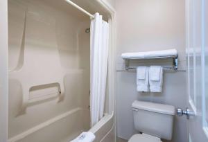 Vannituba majutusasutuses Travelodge by Wyndham Kamloops Mountview