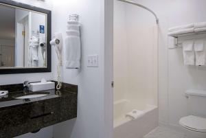 Vannituba majutusasutuses Travelodge by Wyndham Kamloops Mountview