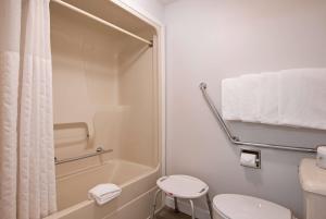 Vannituba majutusasutuses Travelodge by Wyndham Kamloops Mountview