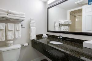 Vannituba majutusasutuses Travelodge by Wyndham Kamloops Mountview