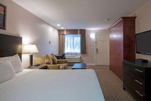 Voodi või voodid majutusasutuse Travelodge by Wyndham Kamloops Mountview toas