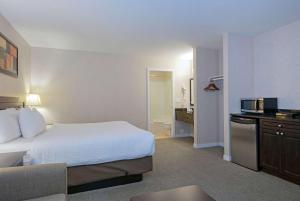 Voodi või voodid majutusasutuse Travelodge by Wyndham Kamloops Mountview toas