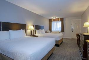 Voodi või voodid majutusasutuse Travelodge by Wyndham Kamloops Mountview toas