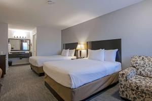 Voodi või voodid majutusasutuse Travelodge by Wyndham Kamloops Mountview toas