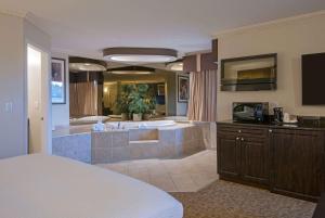 Köök või kööginurk majutusasutuses Travelodge by Wyndham Kamloops Mountview
