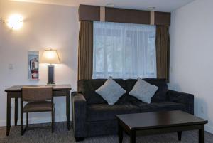 Istumisnurk majutusasutuses Travelodge by Wyndham Kamloops Mountview