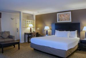 Voodi või voodid majutusasutuse Travelodge by Wyndham Kamloops Mountview toas
