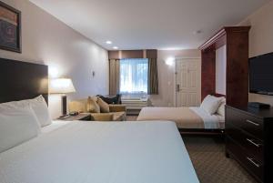 Voodi või voodid majutusasutuse Travelodge by Wyndham Kamloops Mountview toas