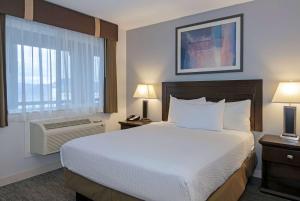 Voodi või voodid majutusasutuse Travelodge by Wyndham Kamloops Mountview toas
