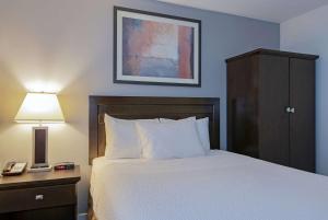 Voodi või voodid majutusasutuse Travelodge by Wyndham Kamloops Mountview toas
