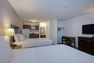 Voodi või voodid majutusasutuse Travelodge by Wyndham Kamloops Mountview toas