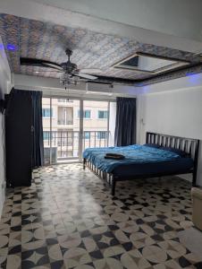 Ένα ή περισσότερα κρεβάτια σε δωμάτιο στο Sawanya Hotel พัทยากลาง
