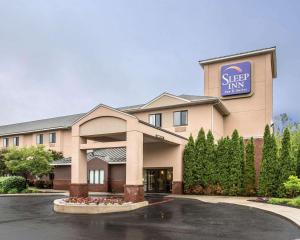 Un hotel con un cartel que dice Sleep Inn. en Sleep Inn & Suites Queensbury - Lake George, en Queensbury