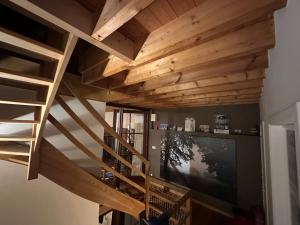 TV a/nebo společenská místnost v ubytování Les deux chambres au dessus de la colline