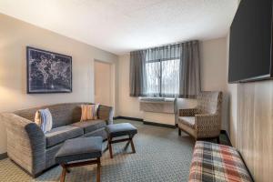 コホーズにあるThe Clocktower Hotel, an Ascend Collection Hotelのソファと椅子のあるリビングルーム