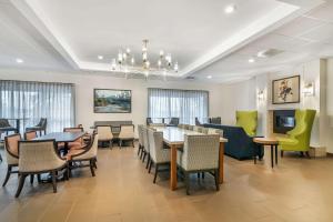 コホーズにあるThe Clocktower Hotel, an Ascend Collection Hotelのテーブルと椅子のあるダイニングルーム +35枚の写真