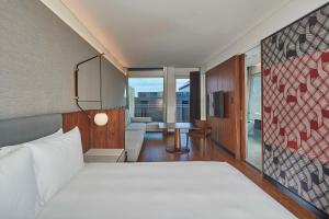 Cama ou camas em um quarto em Park Hyatt Auckland