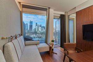 TV a/nebo společenská místnost v ubytování Park Hyatt Auckland