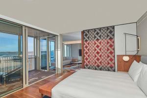 Cama ou camas em um quarto em Park Hyatt Auckland