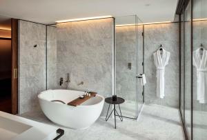 Um banheiro em Park Hyatt Auckland