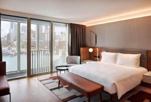 Cama ou camas em um quarto em Park Hyatt Auckland