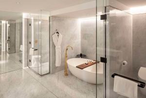 Um banheiro em Park Hyatt Auckland