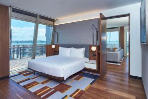 Cama ou camas em um quarto em Park Hyatt Auckland