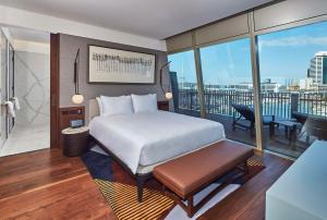 Cama ou camas em um quarto em Park Hyatt Auckland