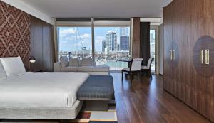Cama ou camas em um quarto em Park Hyatt Auckland