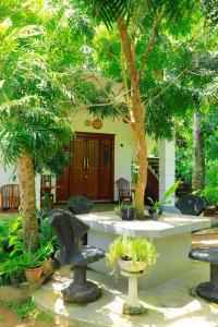アハンガマにあるGreen Oasis Ahangamaの建物前の庭園
